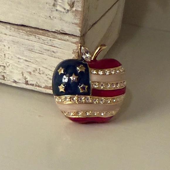GE Wlind Signed Enamel American Flag Apple Brooch Pin With Rhinestones Vintage - Picture 2 of 14